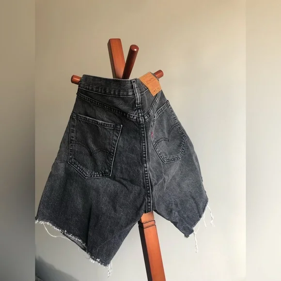Men’s Levi jean shorts - Picture 2 of 6